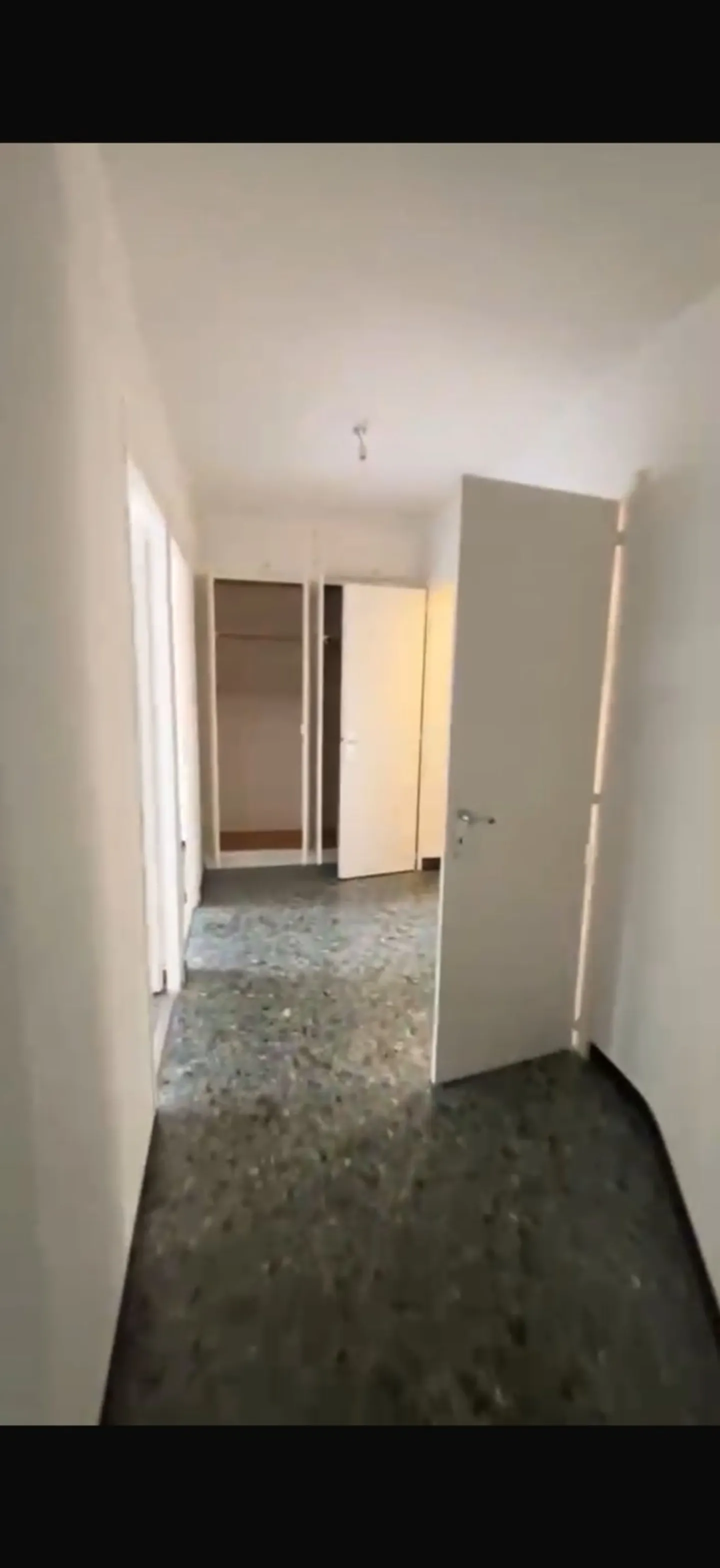 Spacious 6-Room Apartment - Photo 4 of 10