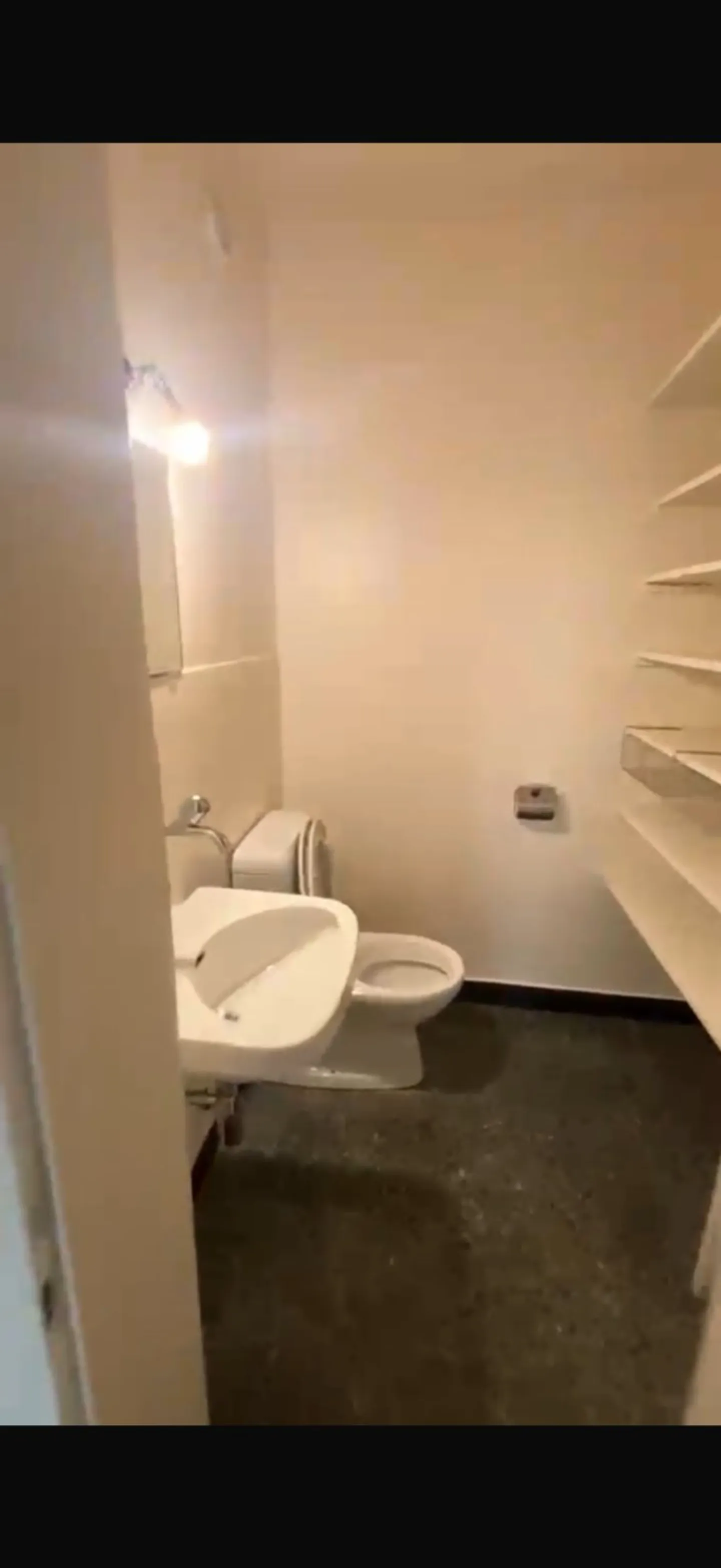 Spacious 6-Room Apartment - Photo 9 of 10