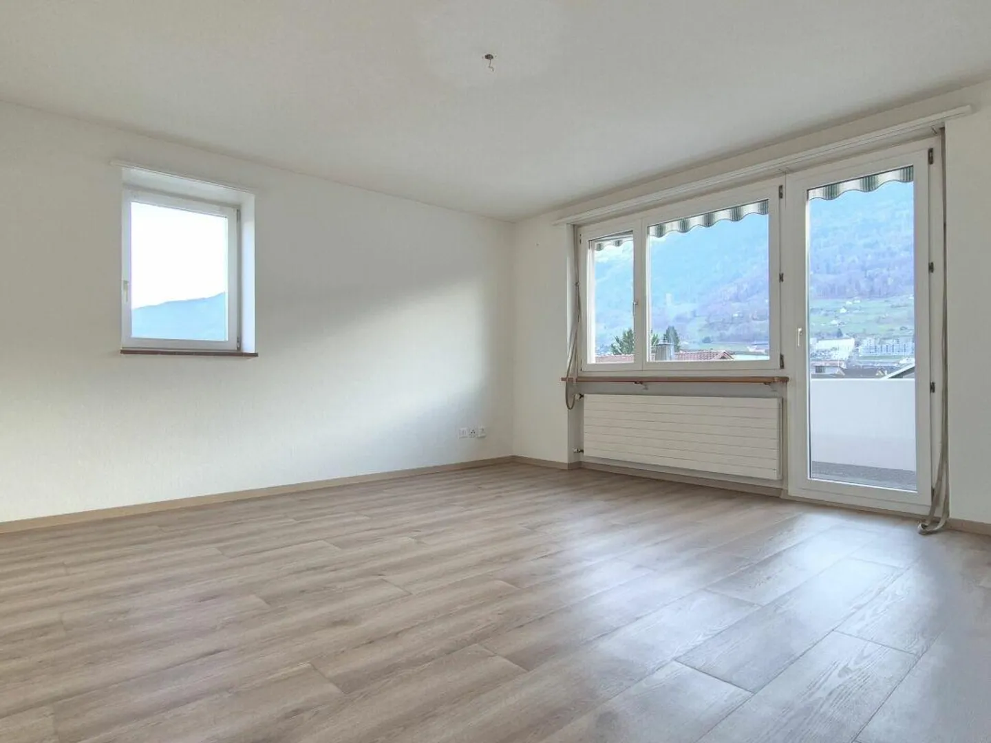 Appartement lumineux et abordable de 4,5 pièces avec balcon - Photo 1 sur 9