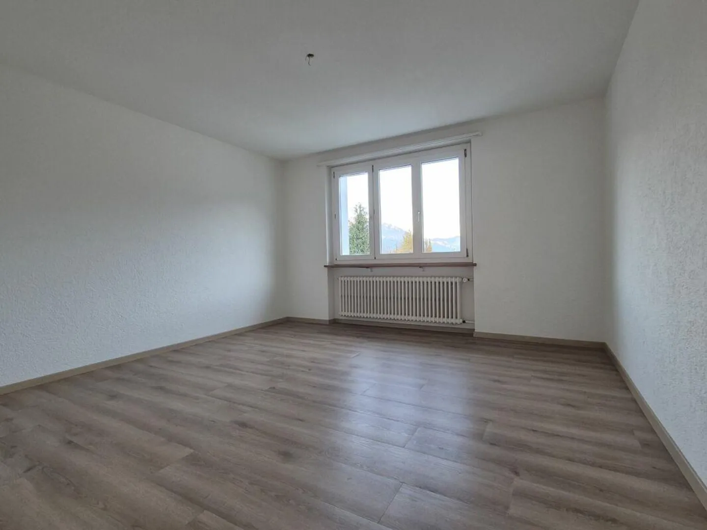 Appartement lumineux et abordable de 4,5 pièces avec balcon - Photo 2 sur 9