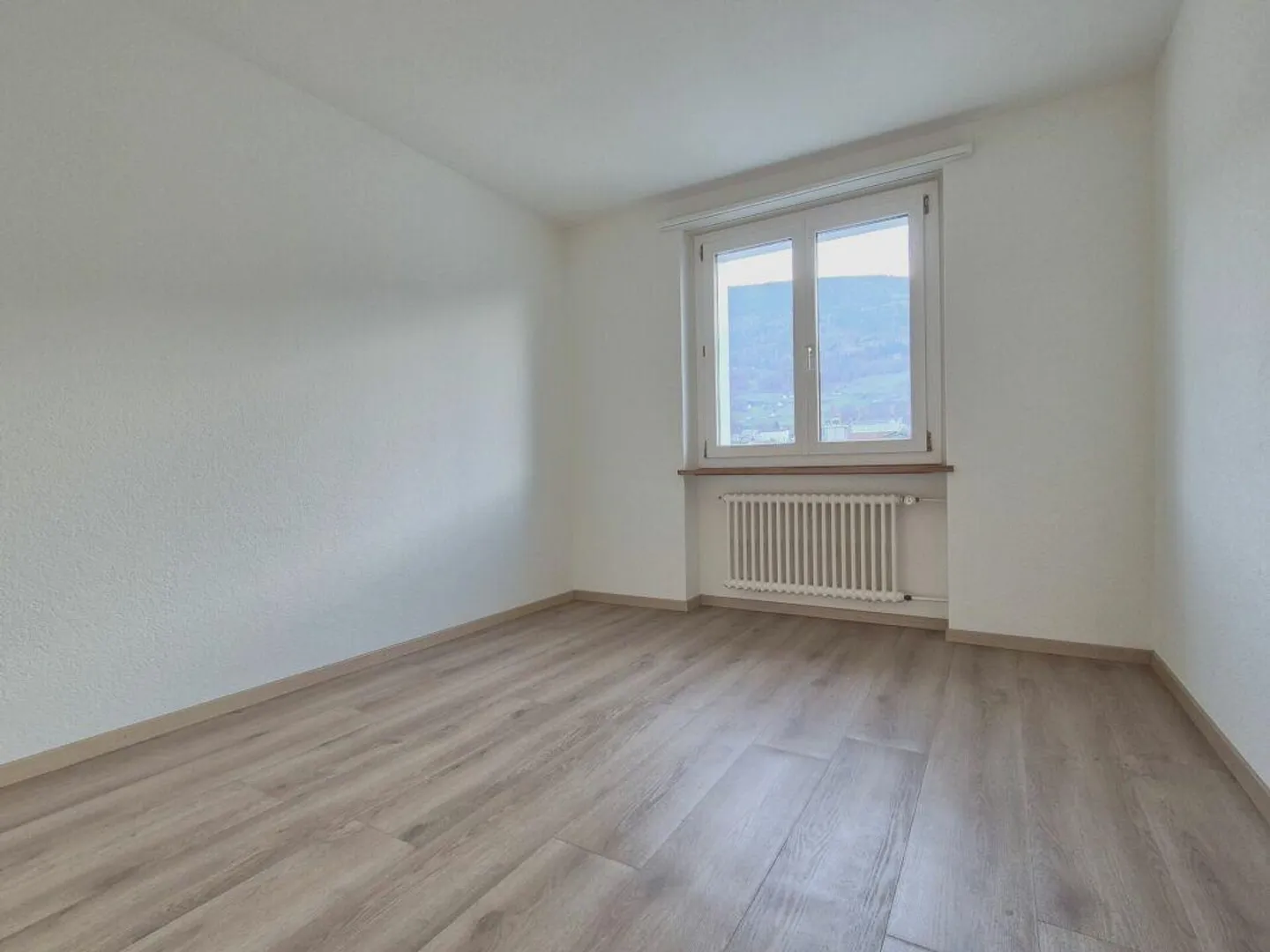 Appartement lumineux et abordable de 4,5 pièces avec balcon - Photo 3 sur 9