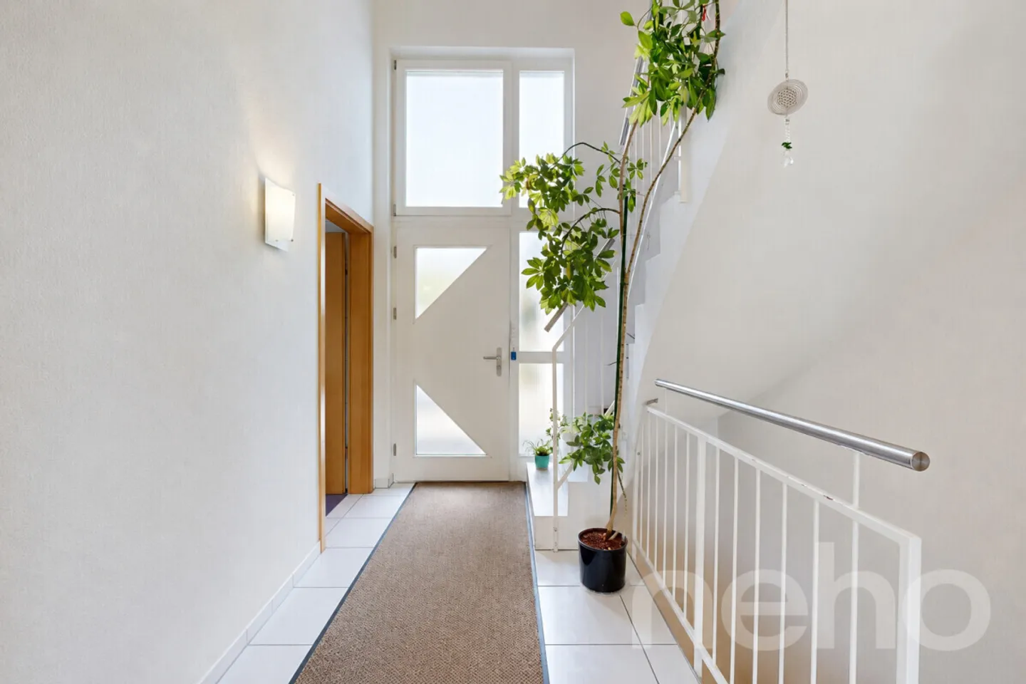 Casa spaziosa con giardino, garage e tanto spazio - Foto 3 di 12