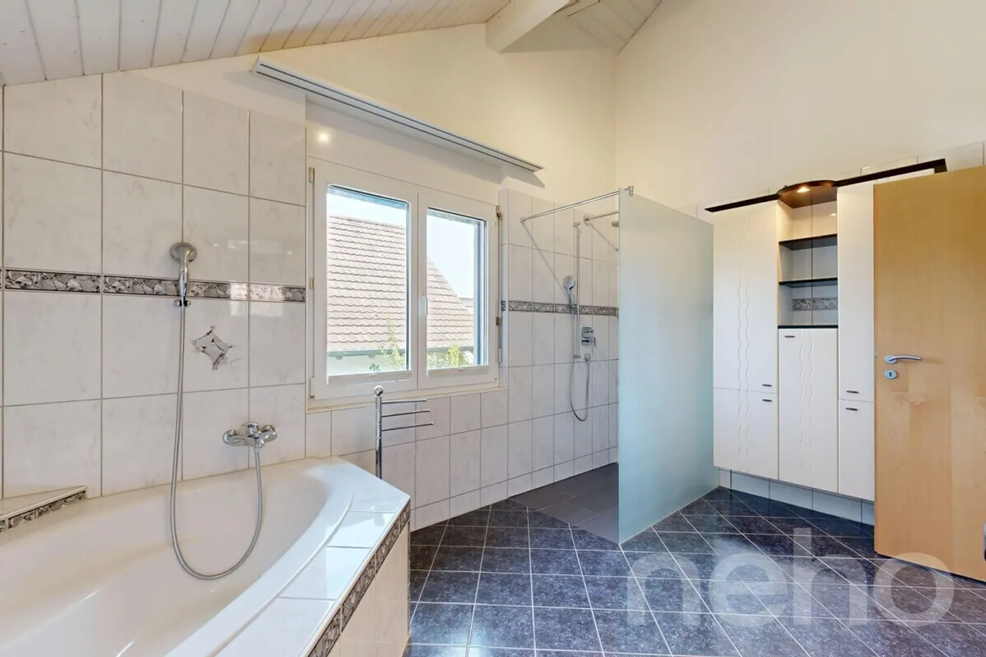 Casa spaziosa con giardino, garage e tanto spazio - Foto 9 di 12