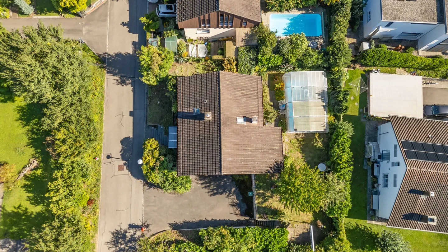 Attraente casa unifamiliare 7.5 con grande terreno con potenziale di nuova costruzione - Foto 3 di 15