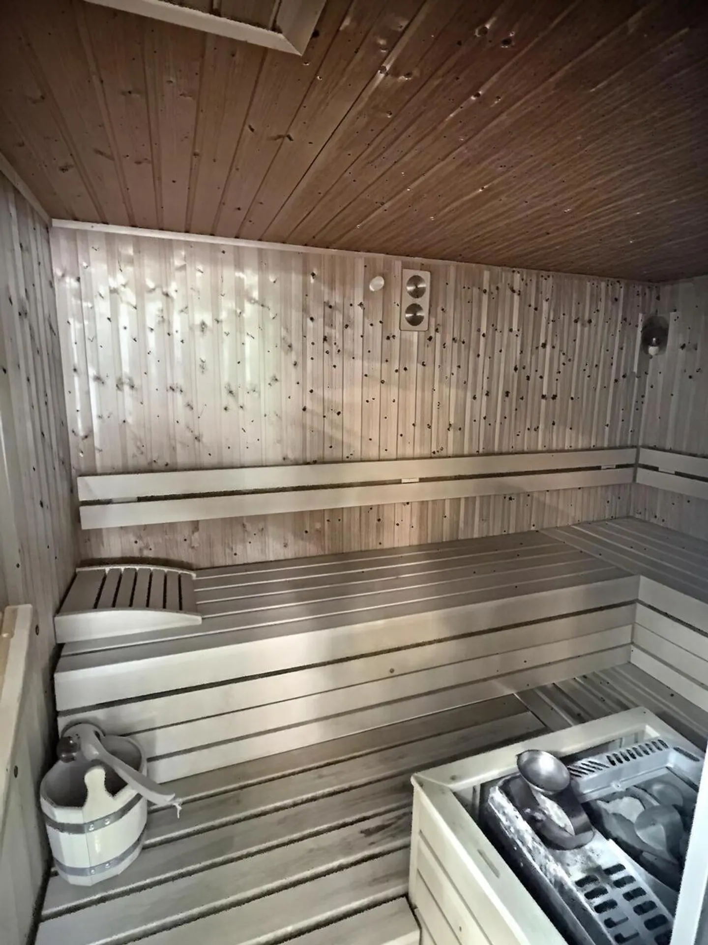Sehr schöne Wohnung in besetztem Leibrentenvertrag ohne Miete mit Schwimmbad und Seeblick - Foto 16 von 18