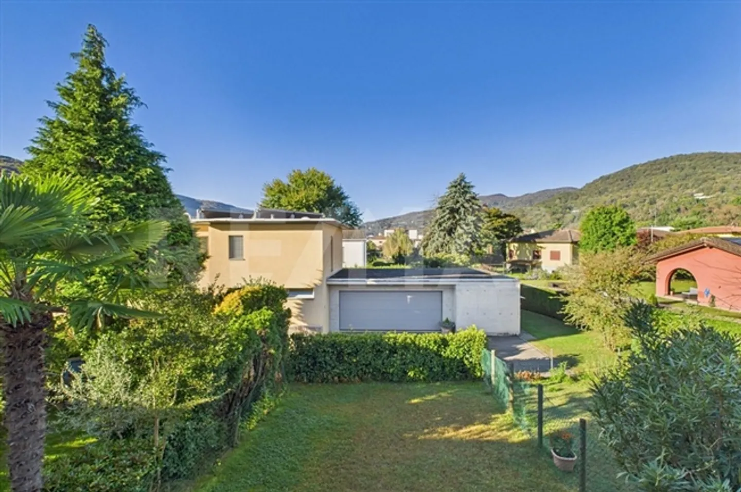 «6 Room single house» - Photo 2 of 13