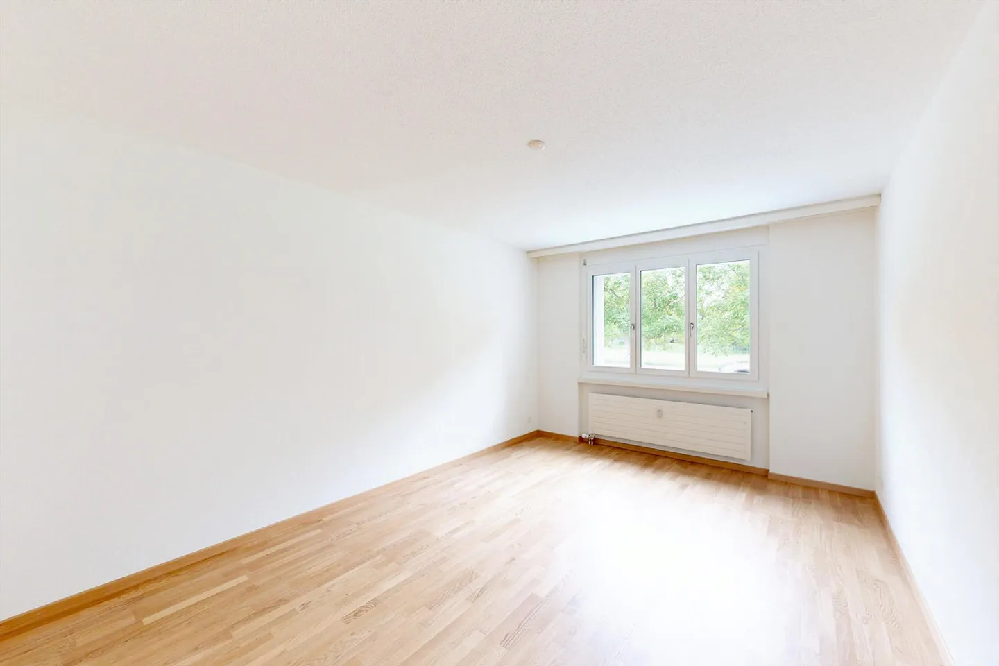 Appartement spacieux au rez-de-chaussée surélevé avec balcon - Photo 4 sur 5