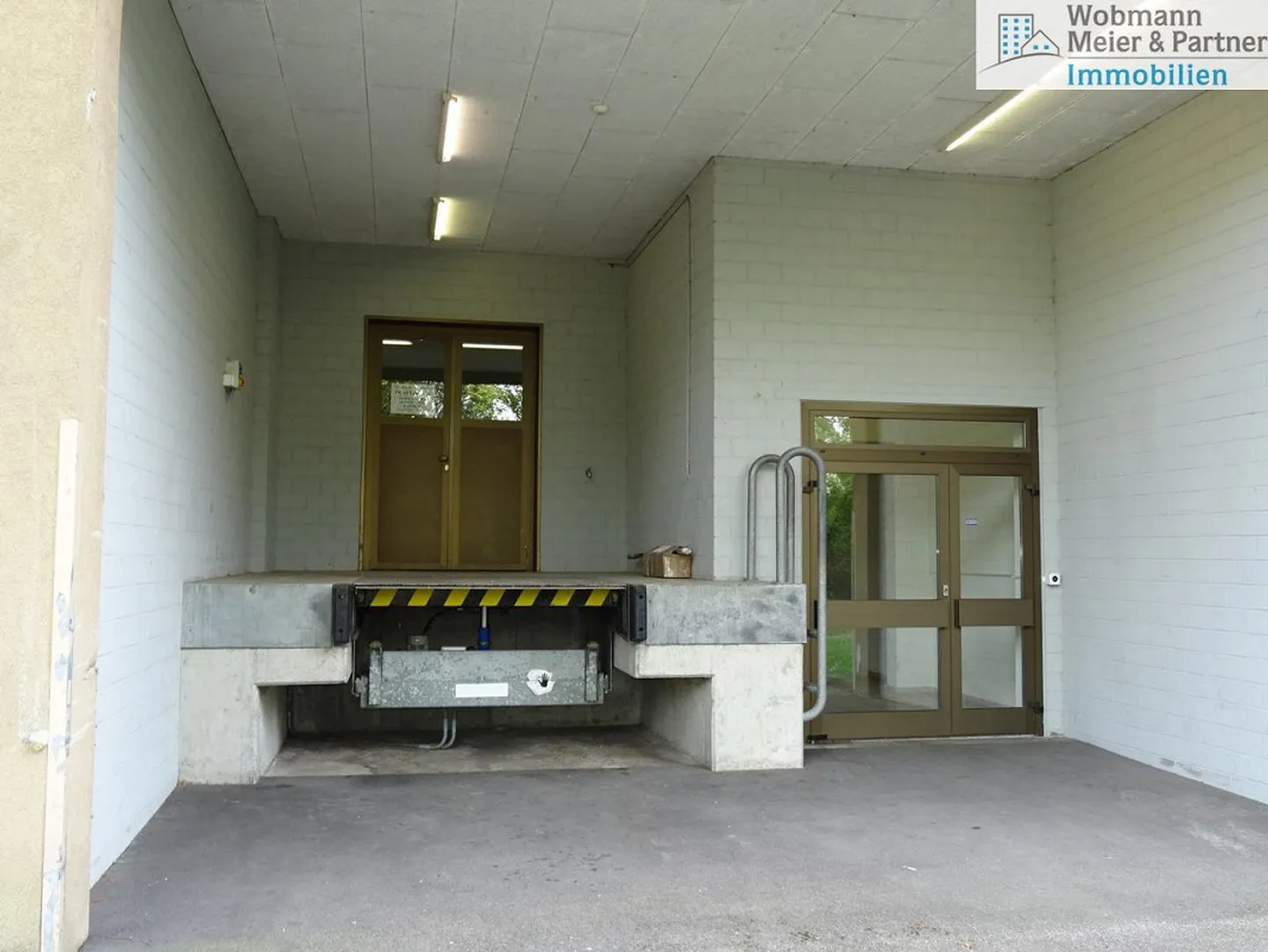 Espaces de vente, commerciaux et bureaux dans un emplacement central à Dübendorf - Photo 4 sur 14