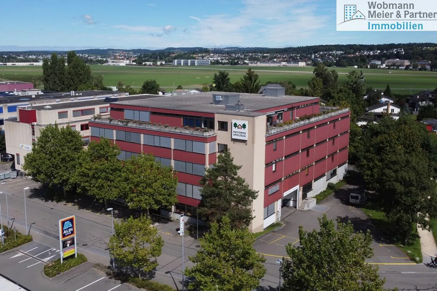 Espaces de vente, commerciaux et bureaux dans un emplacement central à Dübendorf - Photo 1 sur 14