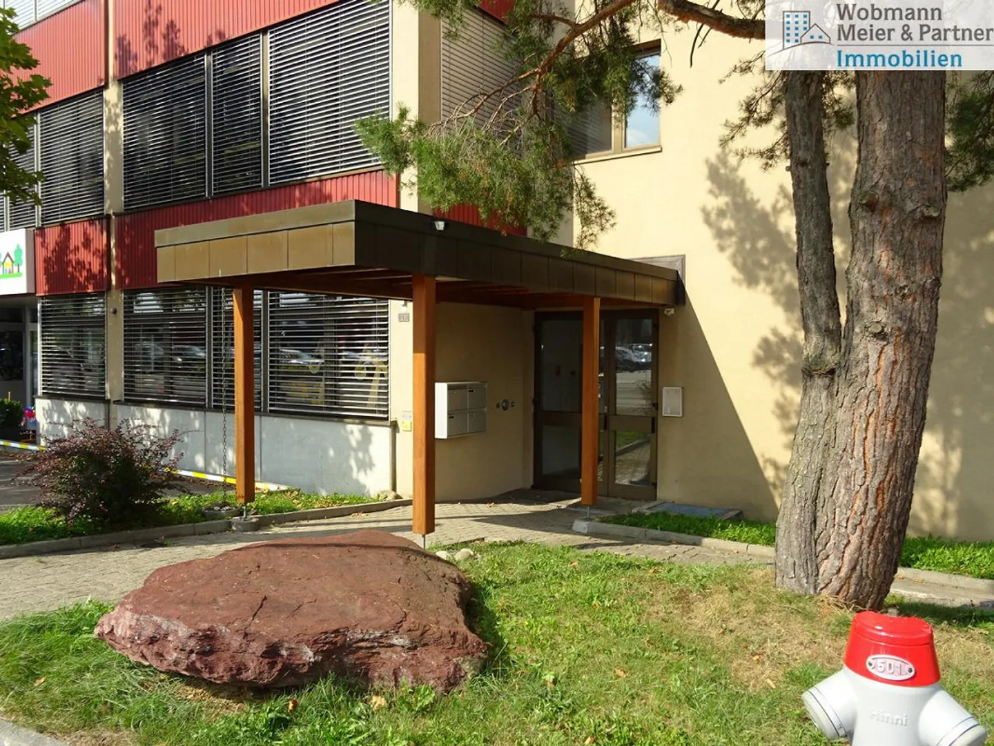 Espaces de vente, commerciaux et bureaux dans un emplacement central à Dübendorf - Photo 2 sur 14