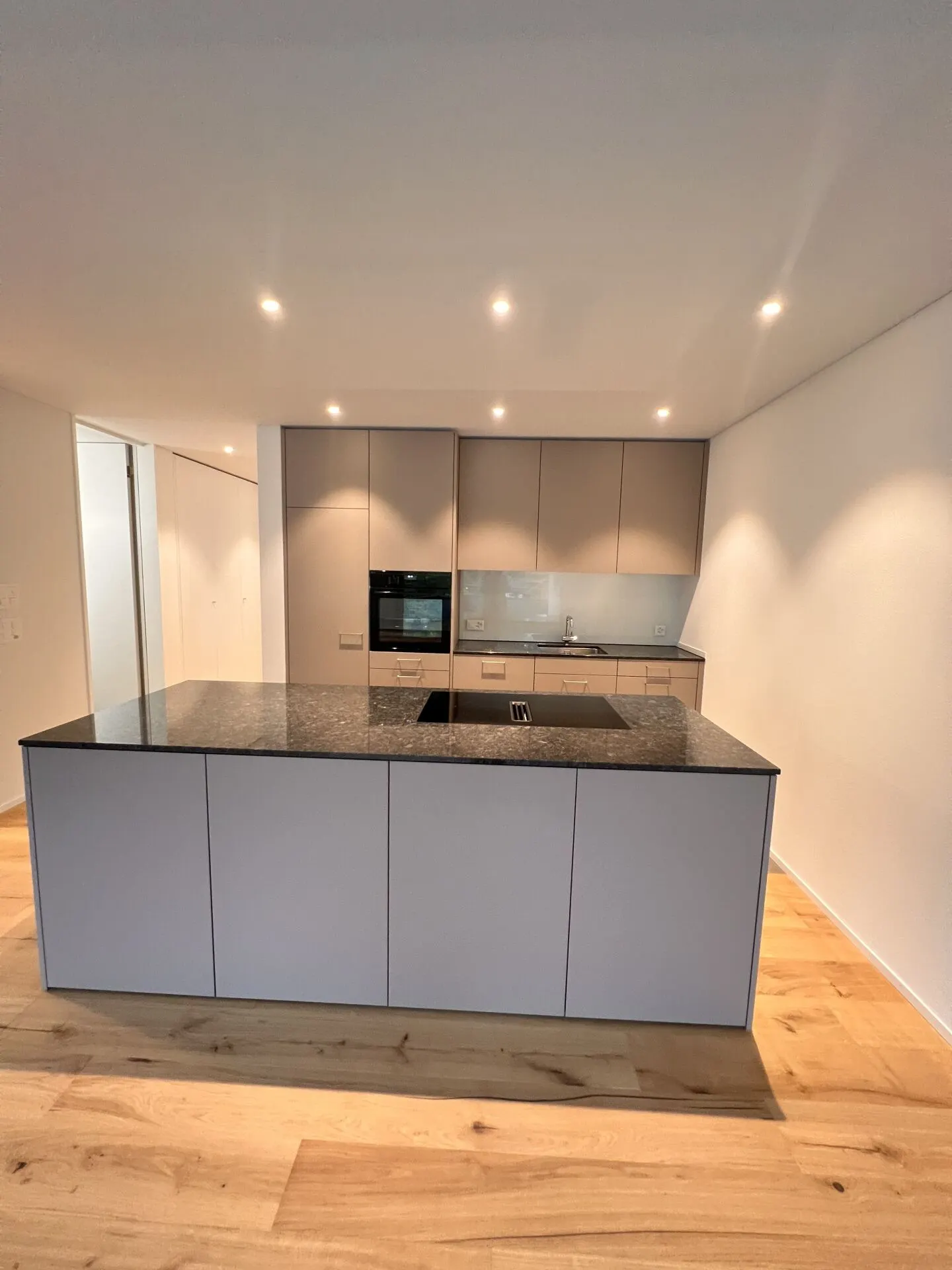 Appartamento moderno di 2,5 stanze in un quartiere tranquillo - Foto 3 di 10