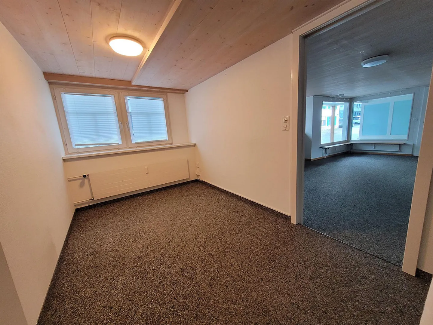 Spacious 6-room office or production spaces in a central location - Photo 2 of 24