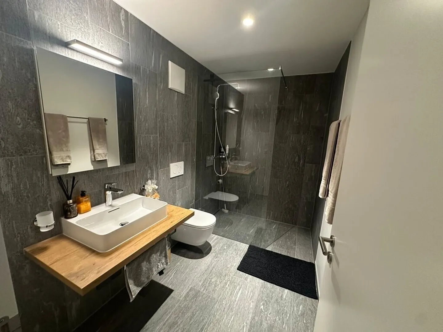 Appartement moderne de 4,5 pièces près de la gare de Cazis - Photo 2 sur 11