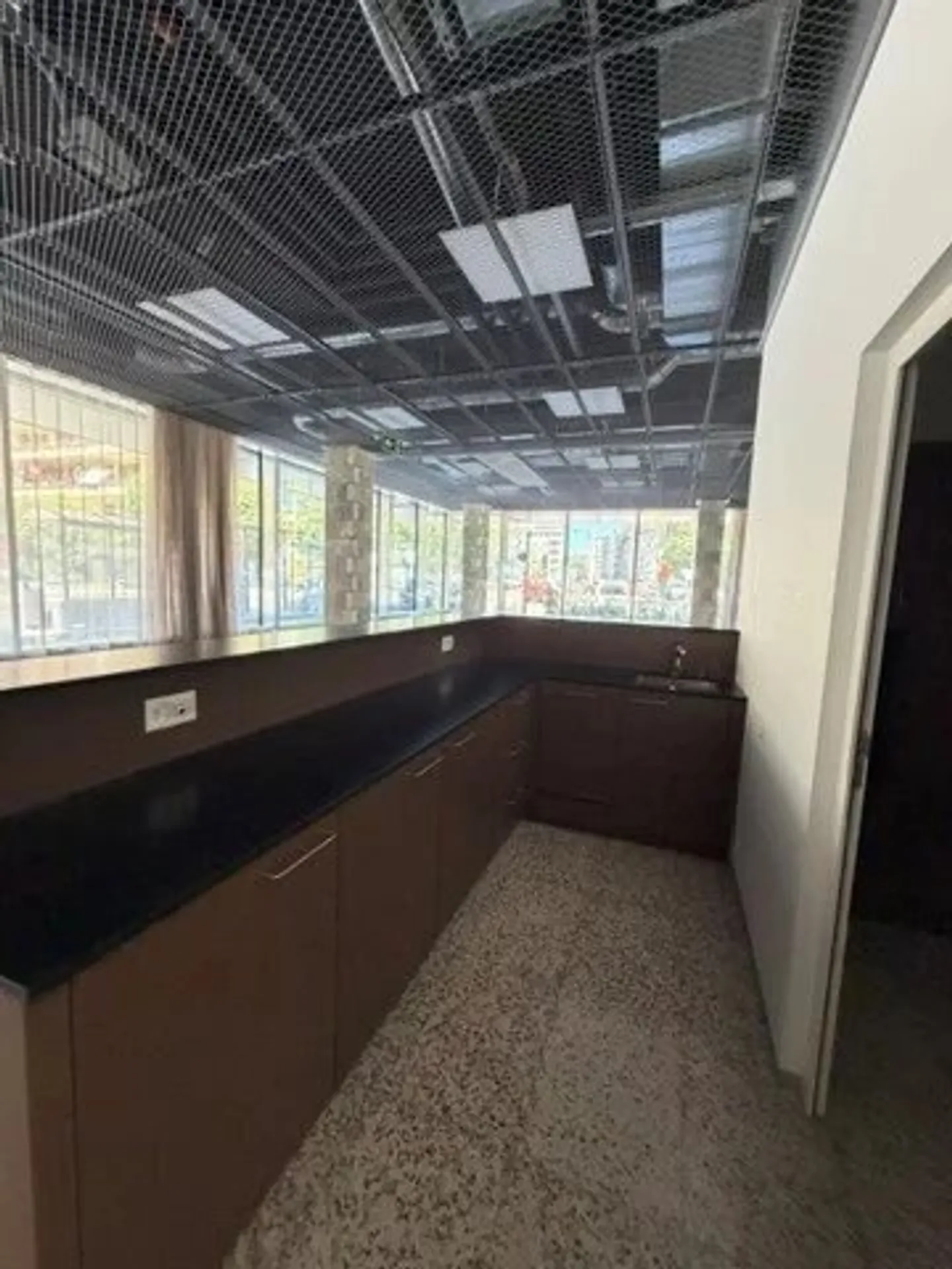 First-Class Commercial Space in Acacias - Photo 3 of 12