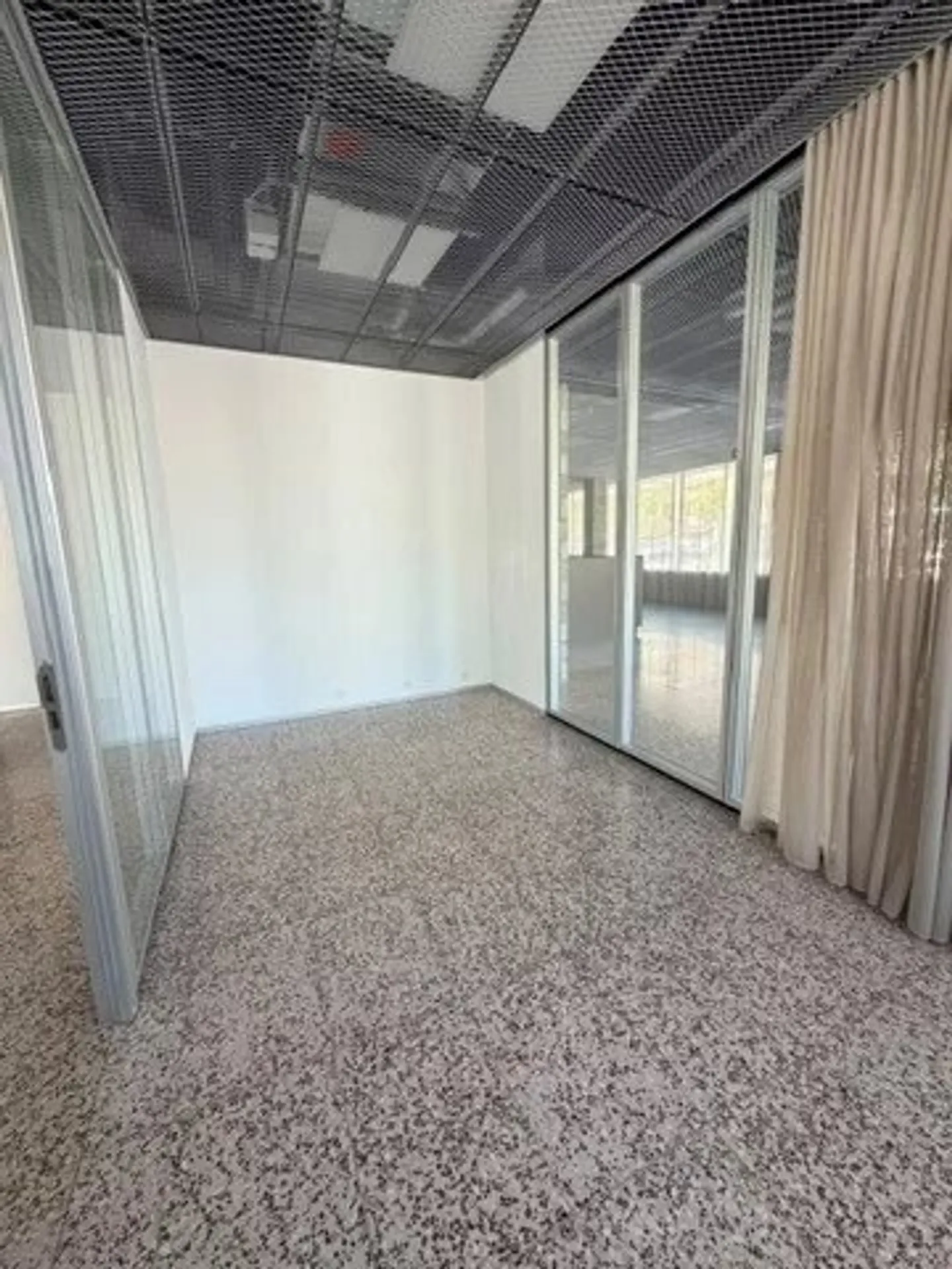 First-Class Commercial Space in Acacias - Photo 6 of 12