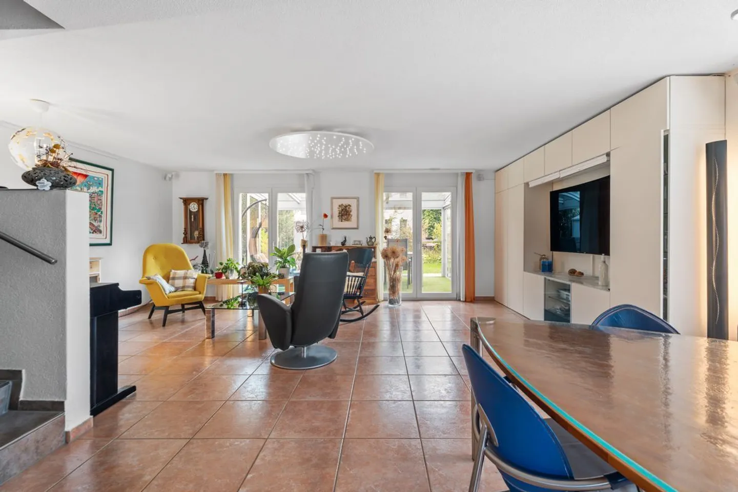 Sehr schöne und moderne 5.5 Zimmer Doppelhaushälfte mit 147m2 Nettowohnfläche - Foto 2 von 13