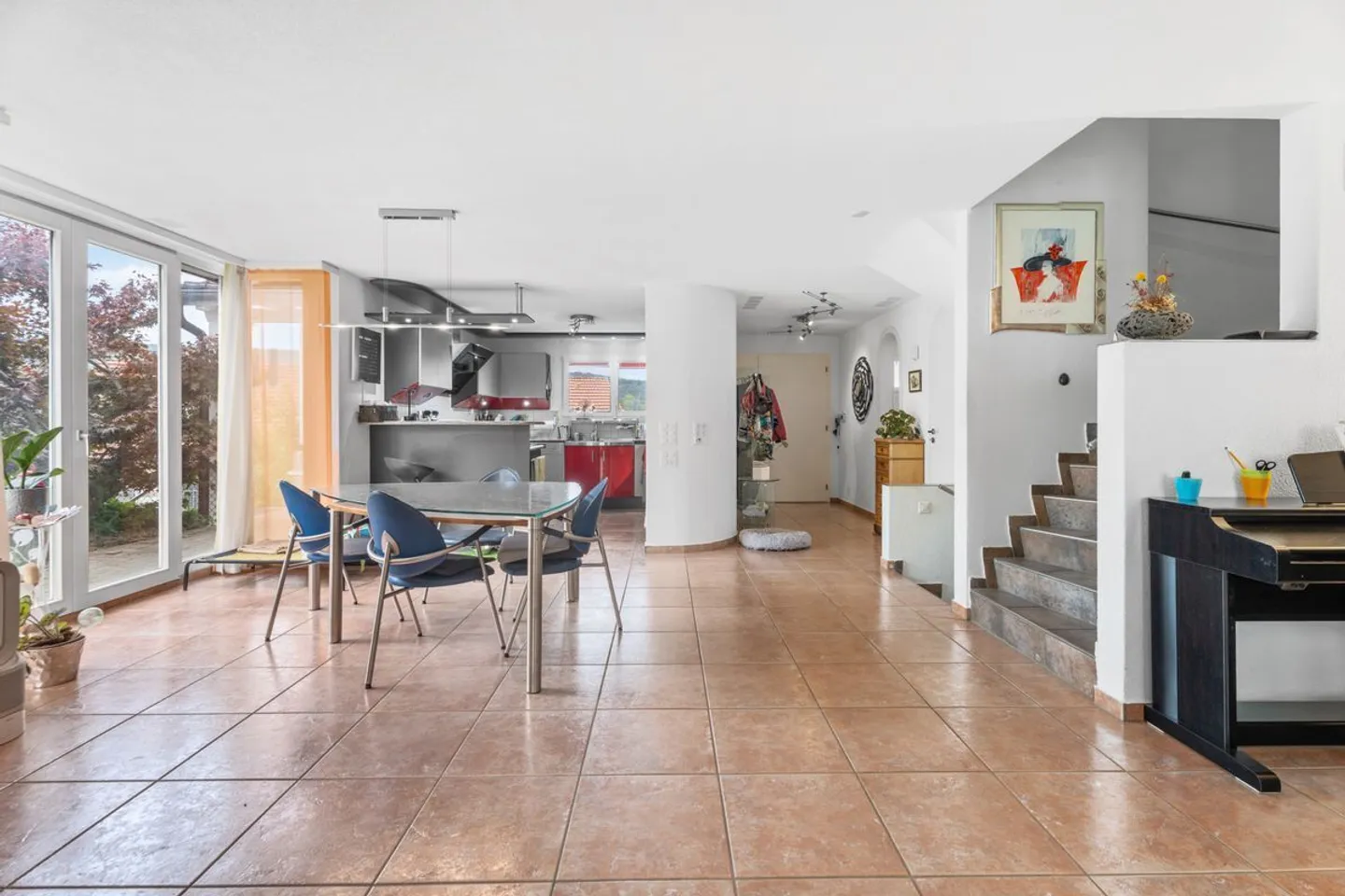 Sehr schöne und moderne 5.5 Zimmer Doppelhaushälfte mit 147m2 Nettowohnfläche - Foto 3 von 13