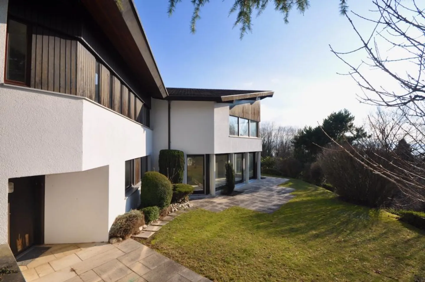 More than 500m2 of living space, secluded and with beautiful lake views - Photo 1 of 10