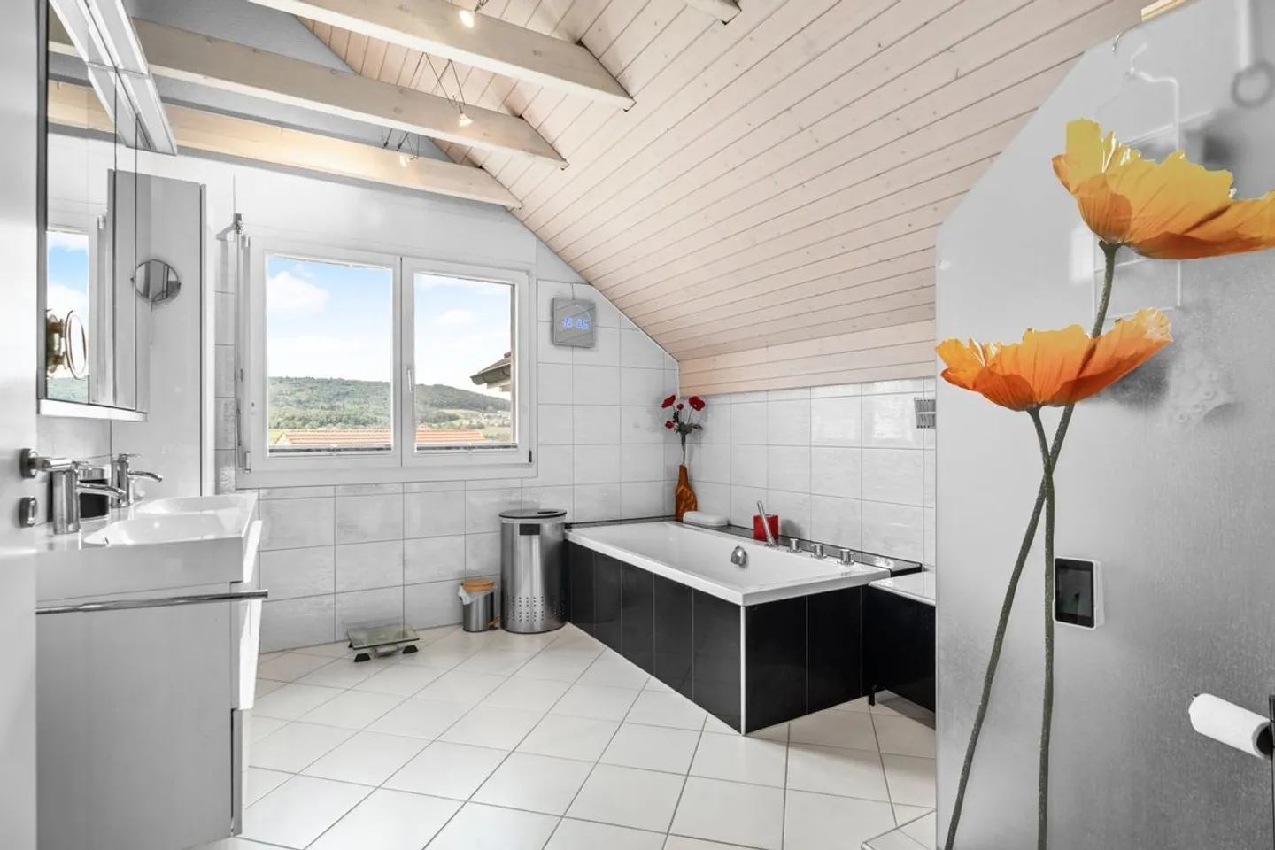 Sehr schöne und moderne 5.5 Zimmer Doppelhaushälfte mit 147m2 Nettowohnfläche - Foto 8 von 13