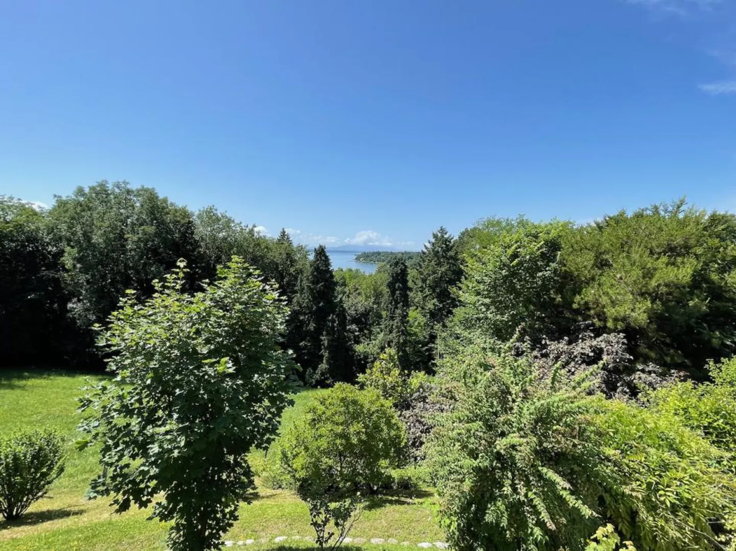 More than 500m2 of living space, secluded and with beautiful lake views - Photo 7 of 10