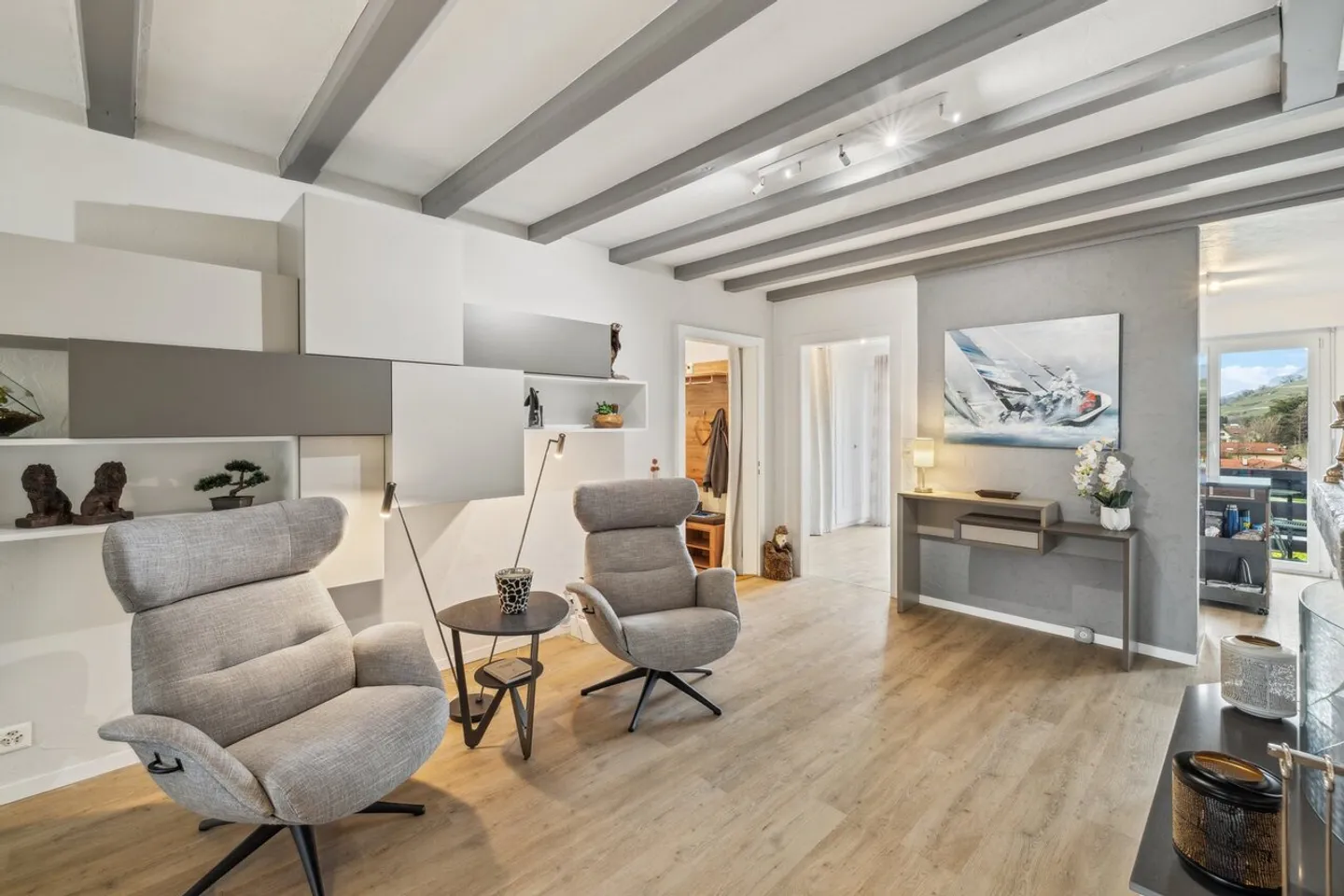 Renoviertes Dorfhaus mit Garagen und Lagerräumen von über 100m2 - Foto 3 von 13