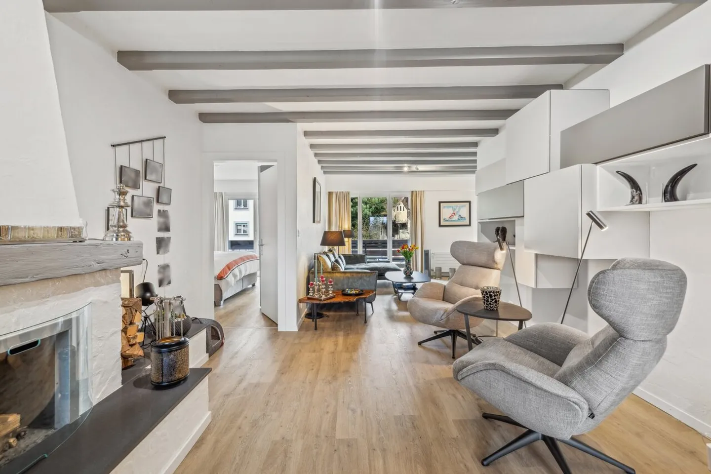 Renoviertes Dorfhaus mit Garagen und Lagerräumen von über 100m2 - Foto 1 von 13