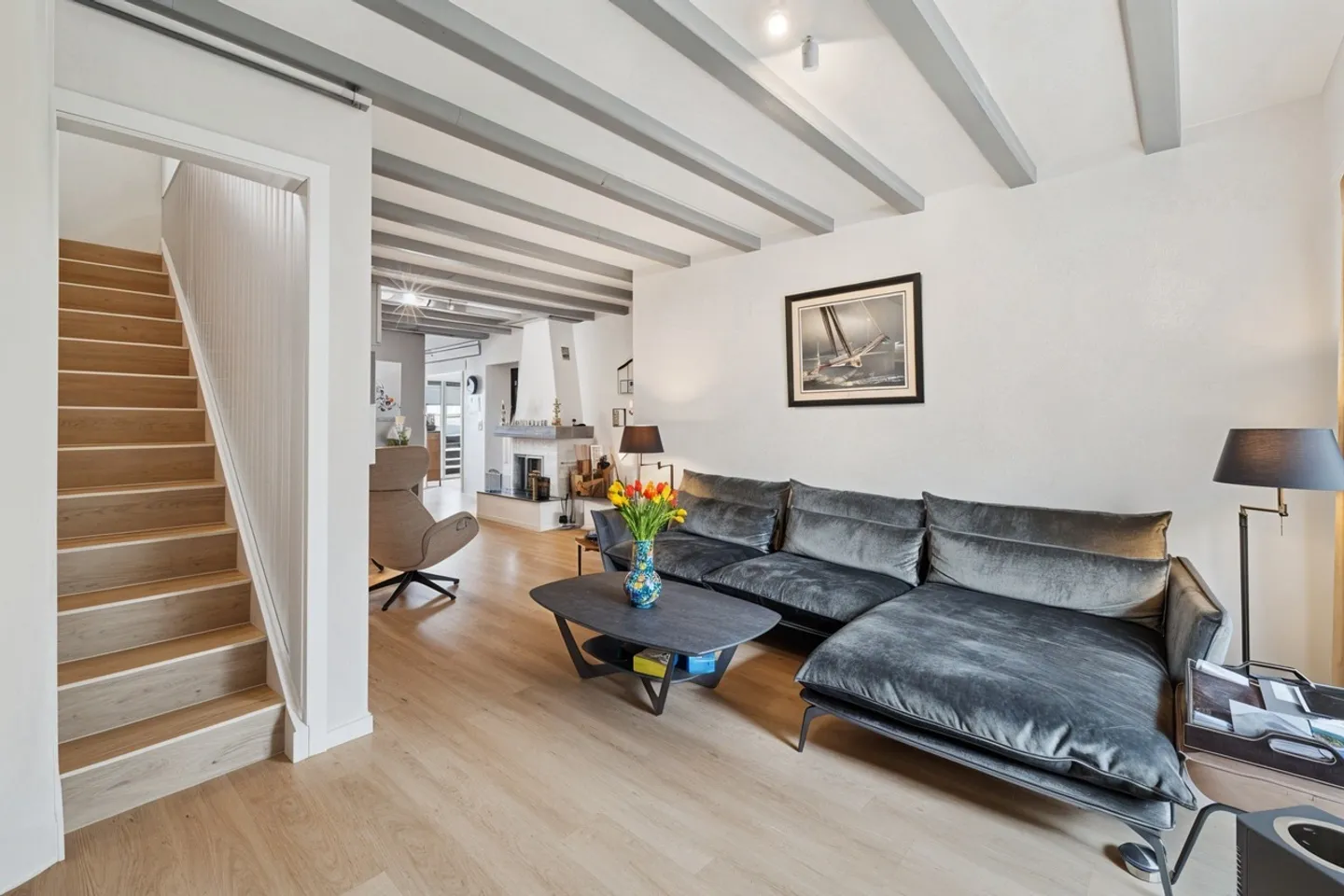 Renoviertes Dorfhaus mit Garagen und Lagerräumen von über 100m2 - Foto 2 von 13