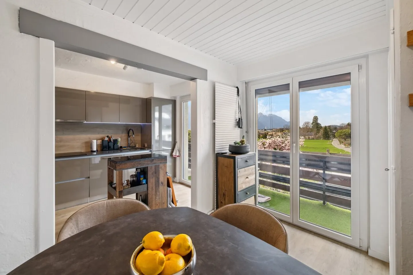 Renoviertes Dorfhaus mit Garagen und Lagerräumen von über 100m2 - Foto 6 von 13