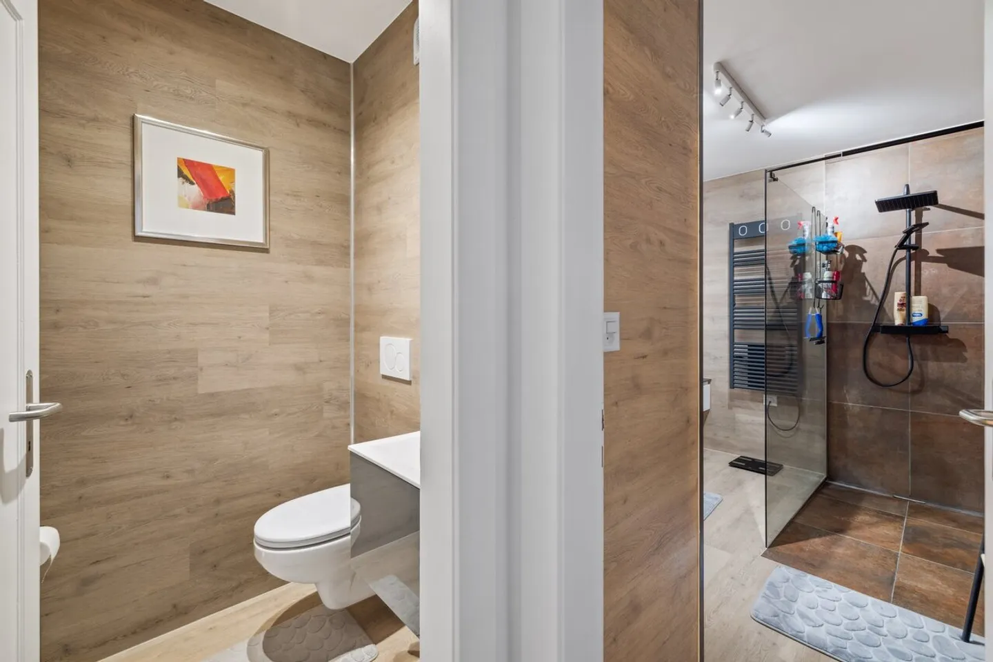 Renoviertes Dorfhaus mit Garagen und Lagerräumen von über 100m2 - Foto 5 von 13