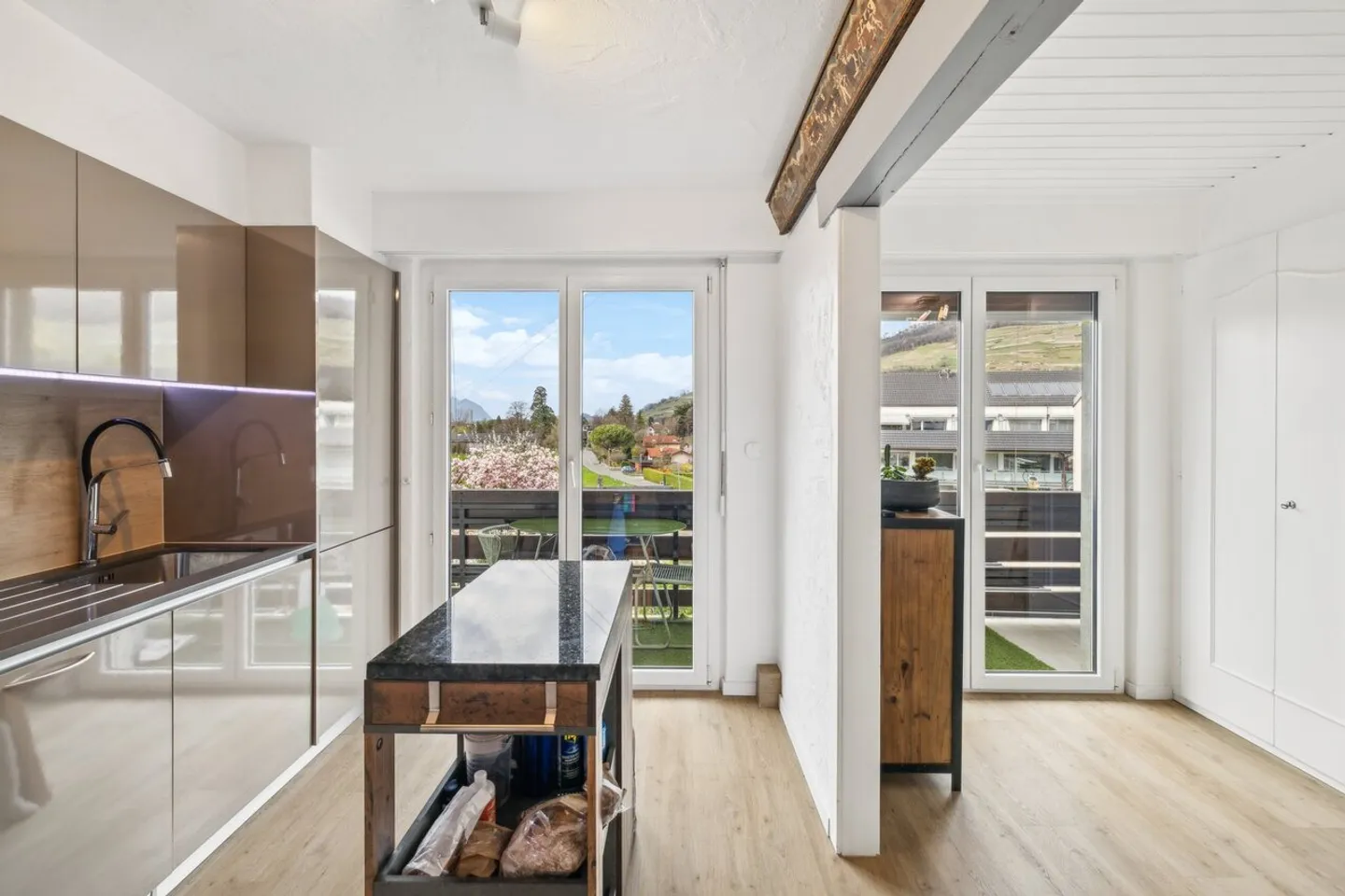 Renoviertes Dorfhaus mit Garagen und Lagerräumen von über 100m2 - Foto 7 von 13