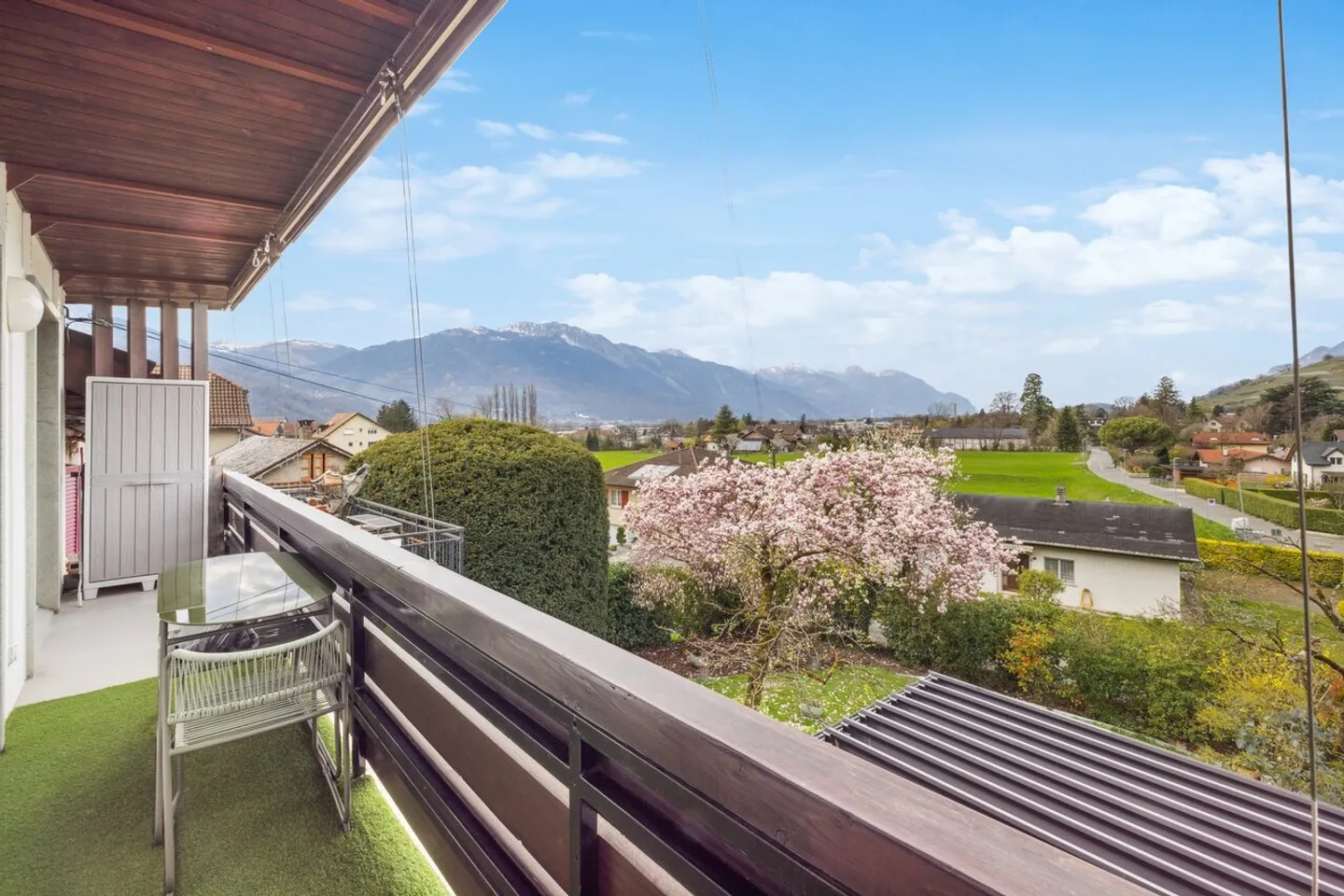 Renoviertes Dorfhaus mit Garagen und Lagerräumen von über 100m2 - Foto 9 von 13