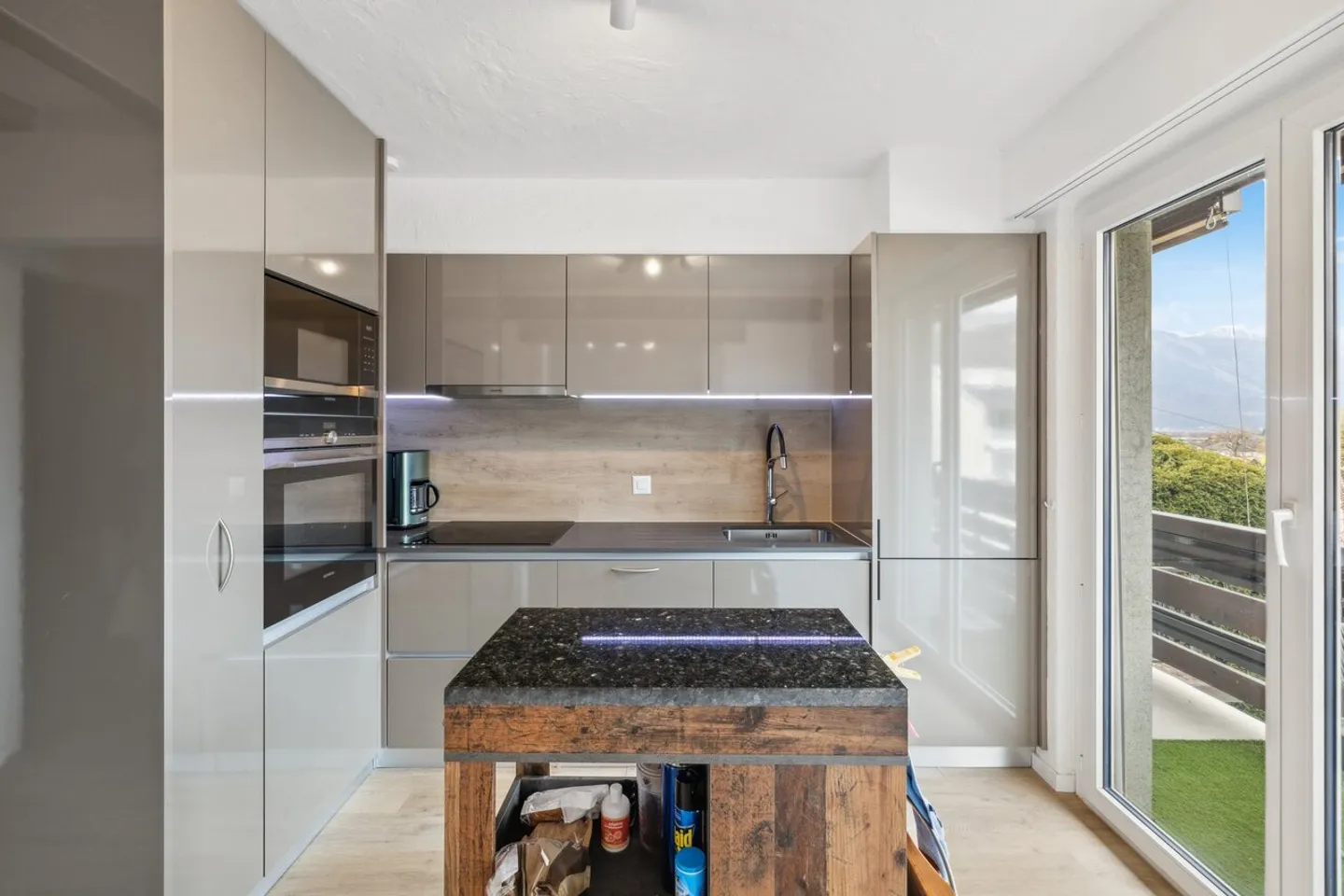 Renoviertes Dorfhaus mit Garagen und Lagerräumen von über 100m2 - Foto 8 von 13