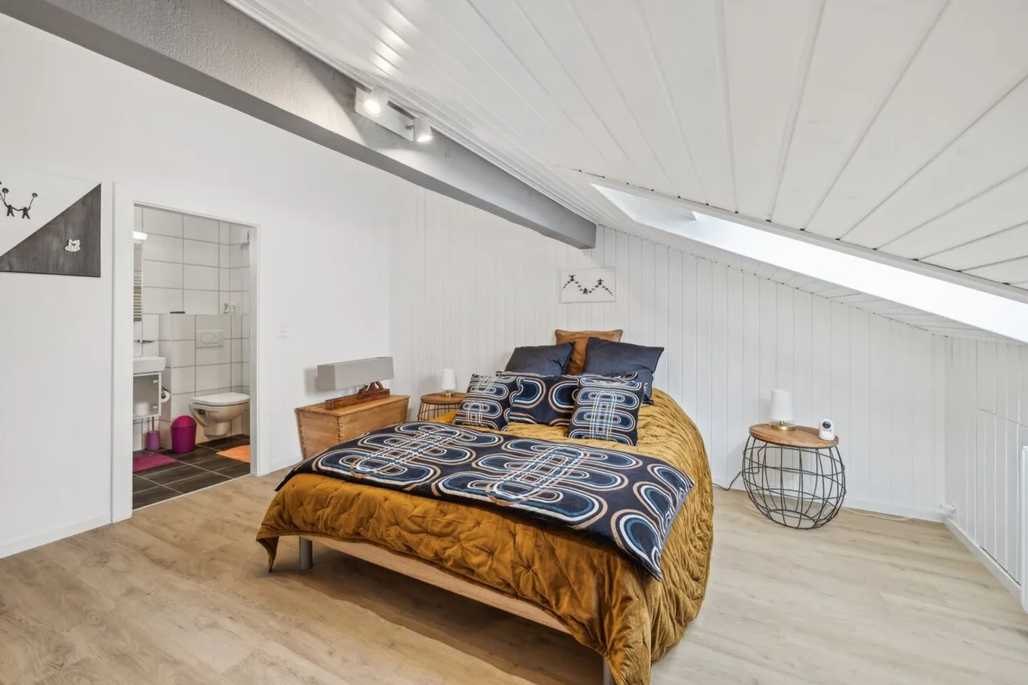 Renoviertes Dorfhaus mit Garagen und Lagerräumen von über 100m2 - Foto 11 von 13