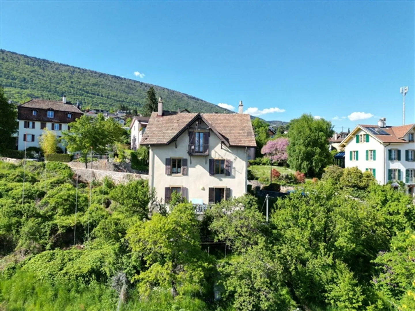 St-Blaise, Costruzione di 3 appartamenti da ristrutturare, posti auto - Foto 2 di 4