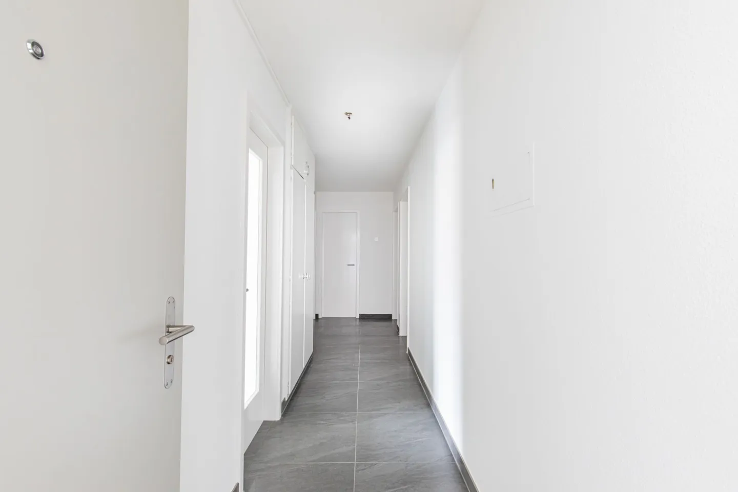 Renovated 4-Room Apartment - Welcome to Your New Home! - Photo 4 of 7