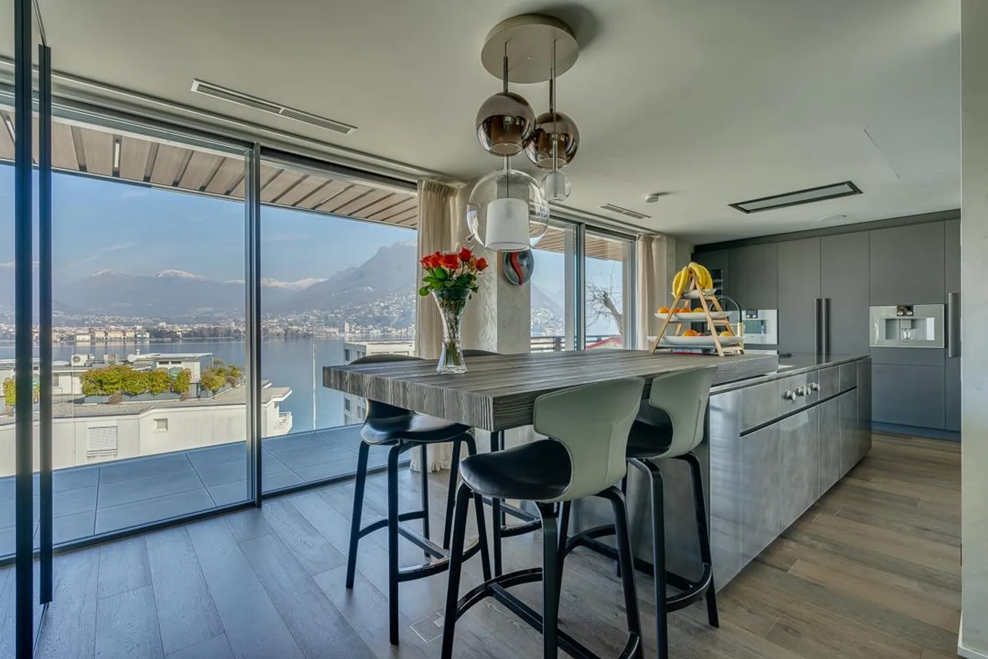 Exclusivity: Luxury Penthouse with Lake View and Private Boat Dock - Photo 5 of 21