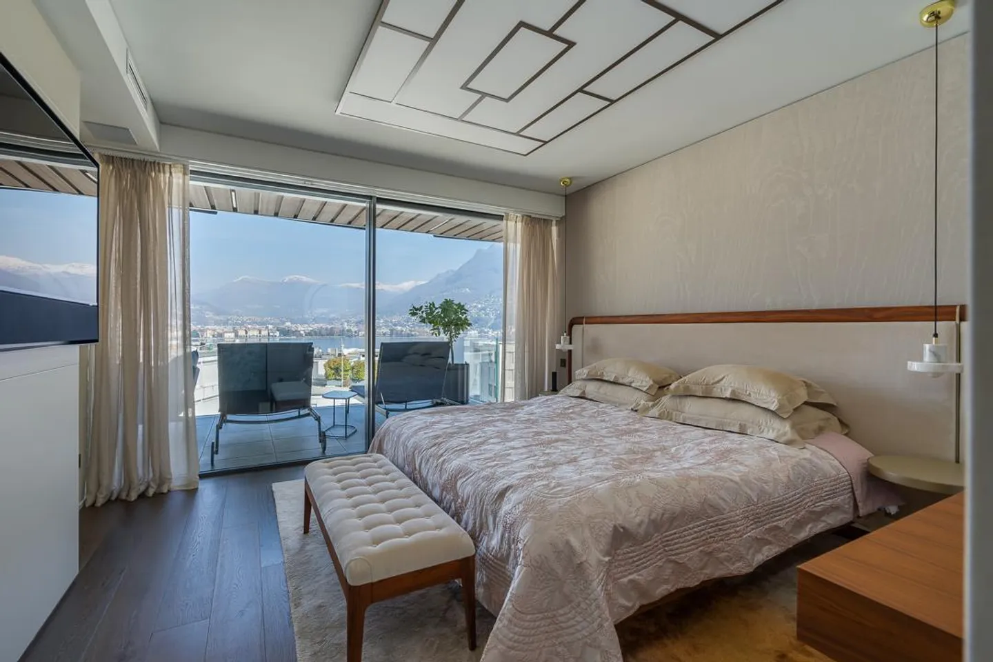 Exclusivity: Luxury Penthouse with Lake View and Private Boat Dock - Photo 10 of 21