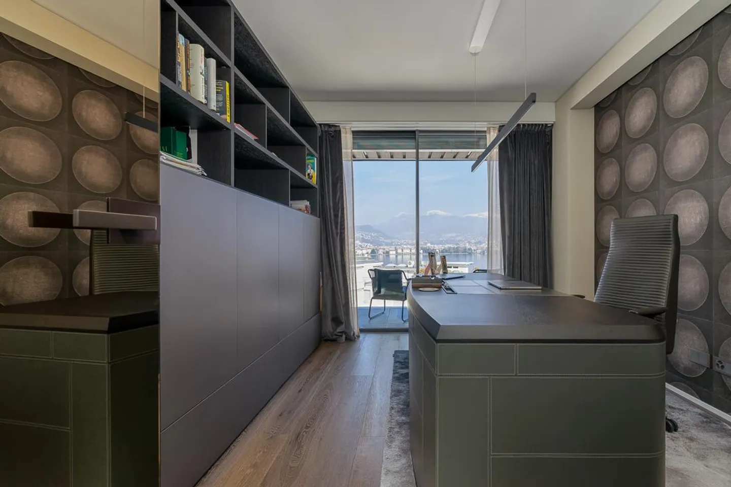 Exclusivity: Luxury Penthouse with Lake View and Private Boat Dock - Photo 11 of 21