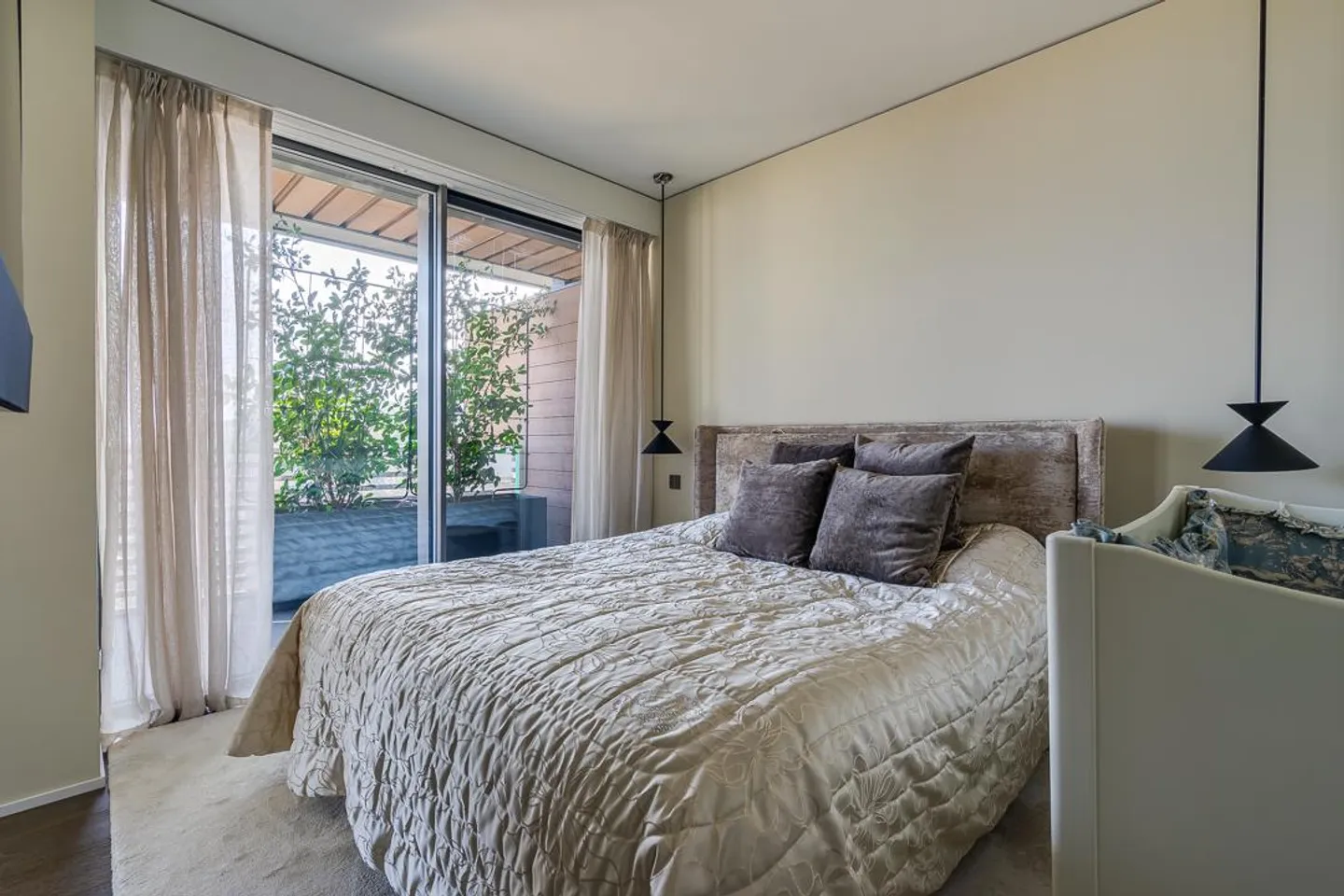 Exclusivity: Luxury Penthouse with Lake View and Private Boat Dock - Photo 13 of 21