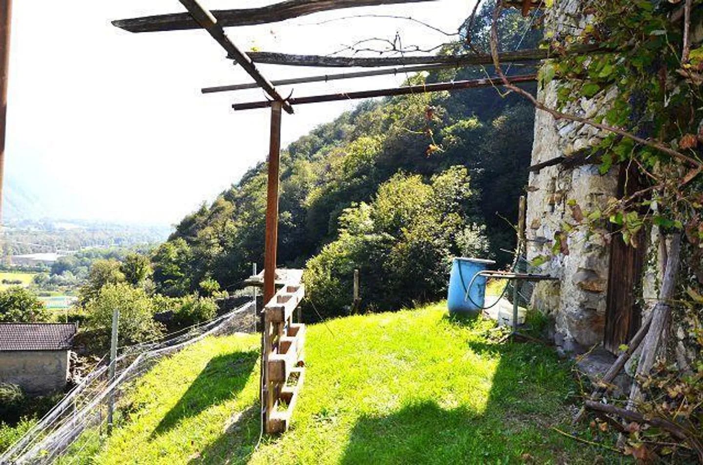 Deux granges à rénover avec vignoble et beaucoup de terrain - Photo 9 sur 13