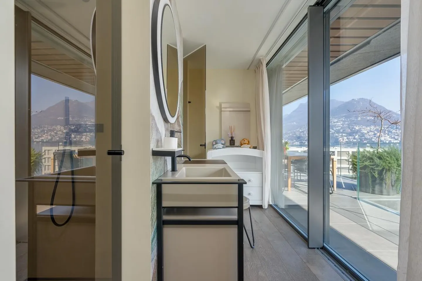 Exclusivity: Luxury Penthouse with Lake View and Private Boat Dock - Photo 19 of 21