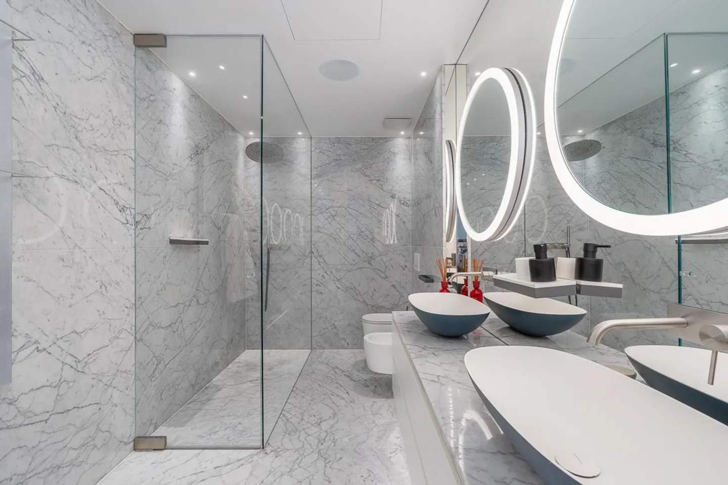 Exclusivity: Luxury Penthouse with Lake View and Private Boat Dock - Photo 17 of 21