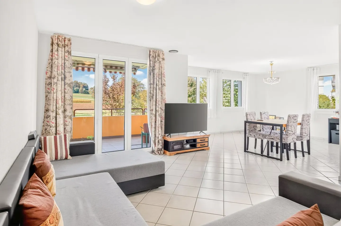 Geräumige Wohnung mit Grünblick - Foto 2 von 10