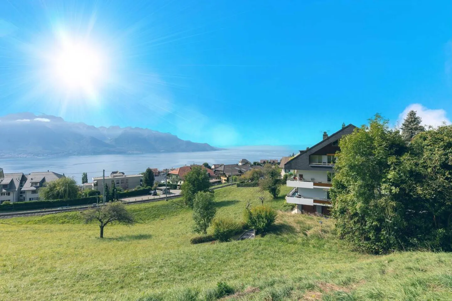 Appartamento con 3,5 stanze e vista mozzafiato sul lago - Foto 1 di 9