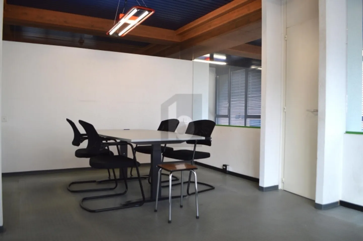 «GRANDE SURFACE AU CENTRE - DÉJÀ LOUÉE!» - Photo 2 sur 6