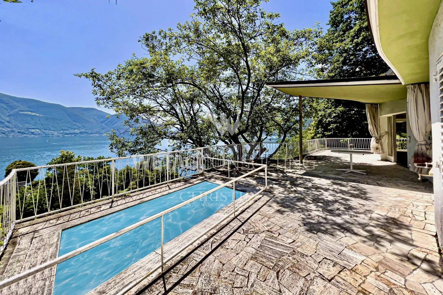 Villa da ristrutturare in una posizione spettacolare con vista panoramica sul lago ad Ascona in vendita - Foto 2 di 13