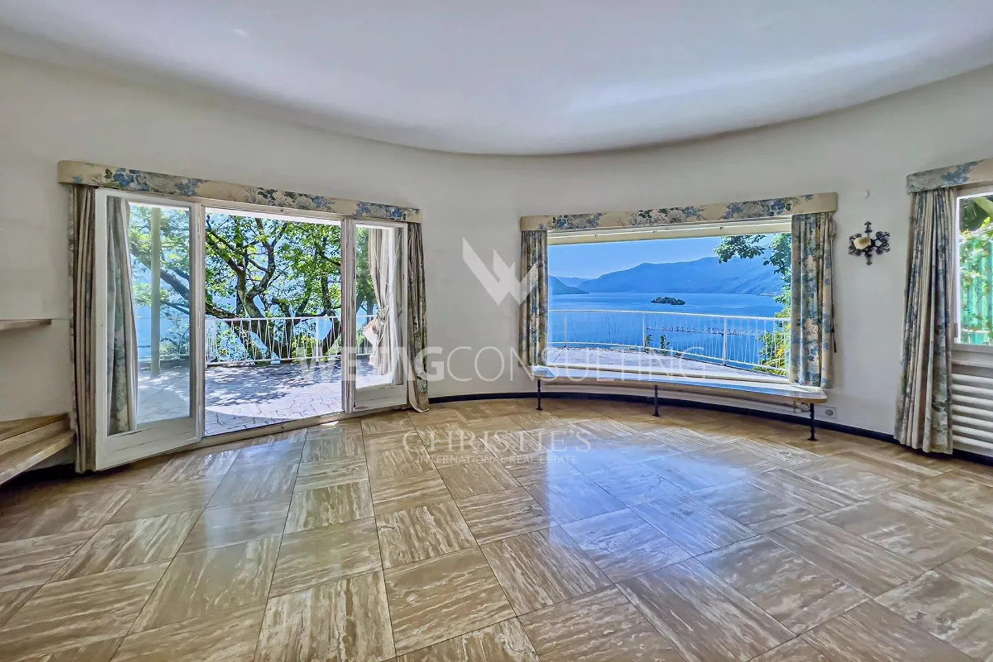 Villa da ristrutturare in una posizione spettacolare con vista panoramica sul lago ad Ascona in vendita - Foto 3 di 13