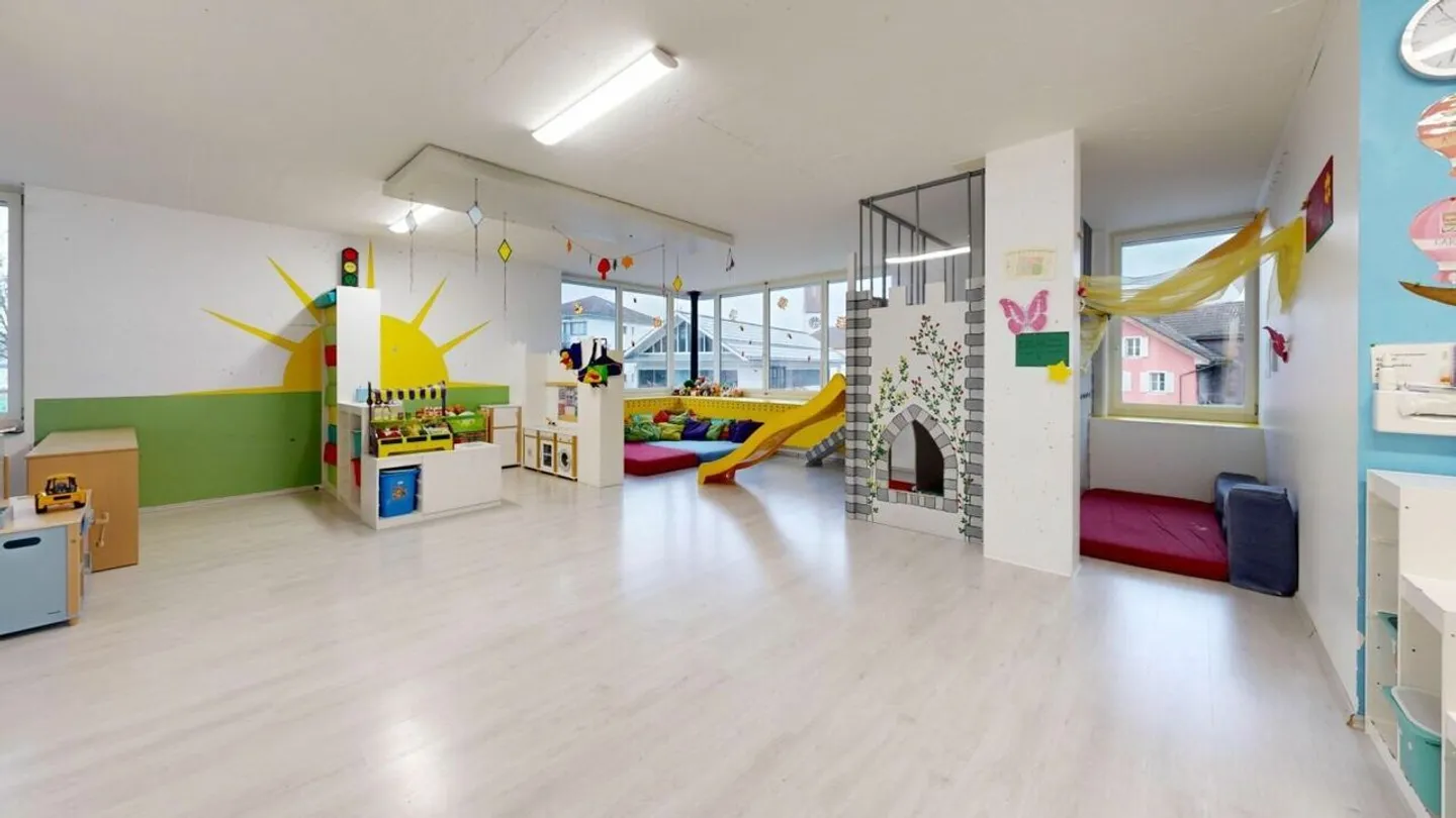 93 m² commercial space with its own developed bathroom in shell construction - Photo 2 of 11