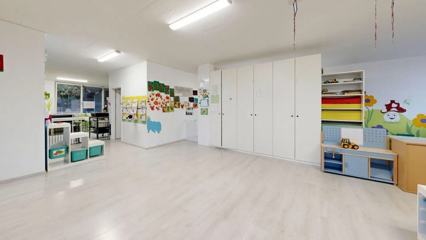 93 m² commercial space with its own developed bathroom in shell construction - Photo 3 of 11