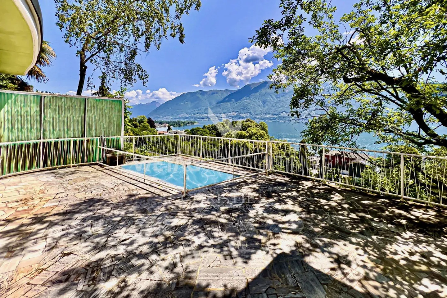 Villa da ristrutturare in una posizione spettacolare con vista panoramica sul lago ad Ascona in vendita - Foto 10 di 13